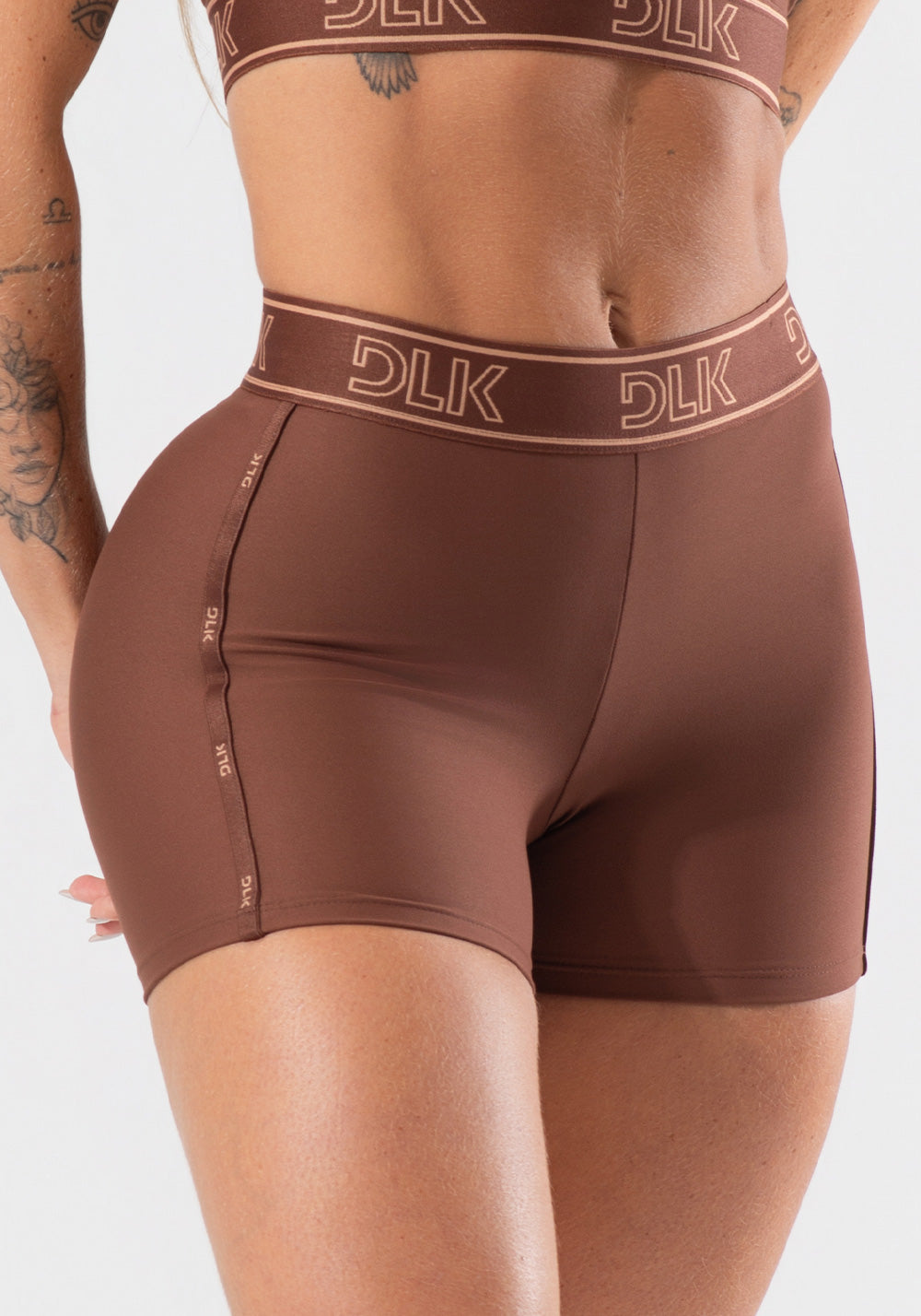 Short Fitness Feminino Com Elásticos No Cós E Na Lateral Activity Dlk Marrom