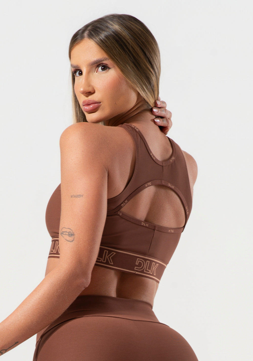 Top Fitness Feminino Com Bojo E Costas Vazadas Com Elástico Activity Dlk Marrom