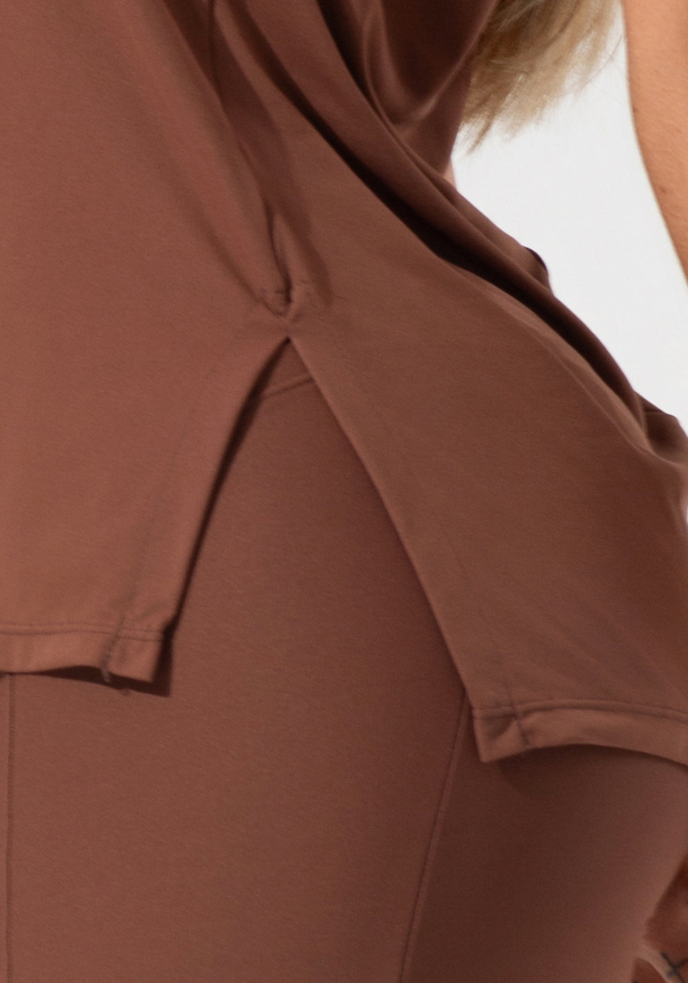 Blusa Feminina Com Elástico Nos Ombros Activity Dlk Marrom