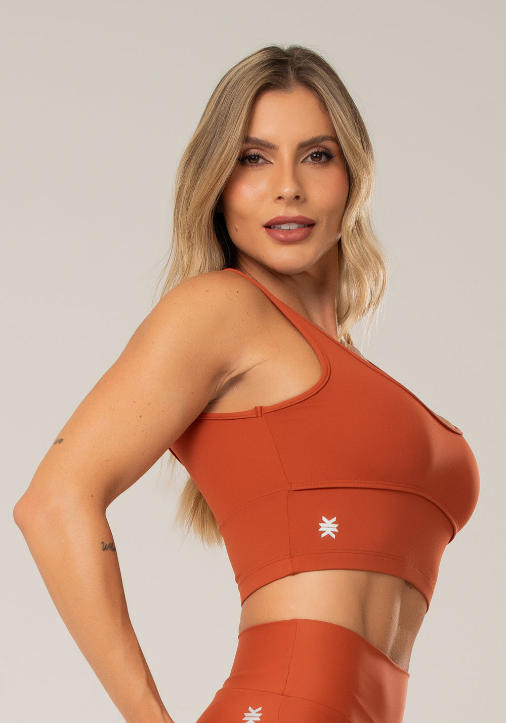 Top Fitness Feminino Terracota Com Alças Largas E Recortes Lush Dlk