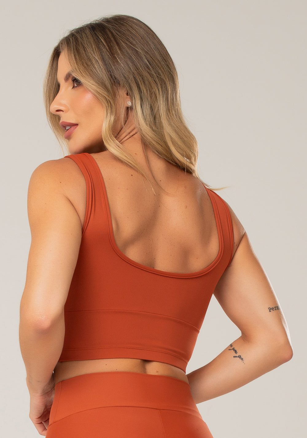 Top Fitness Feminino Terracota Com Alças Largas E Recortes Lush Dlk