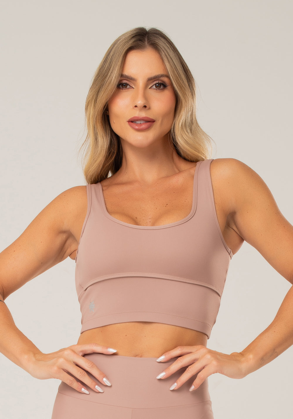 Top Fitness Feminino Nude Com Alças Largas E Recortes Lush Dlk