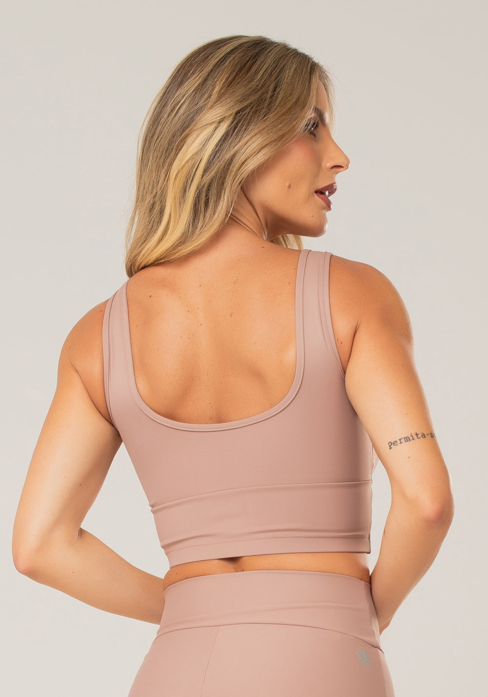 Top Fitness Feminino Nude Com Alças Largas E Recortes Lush Dlk