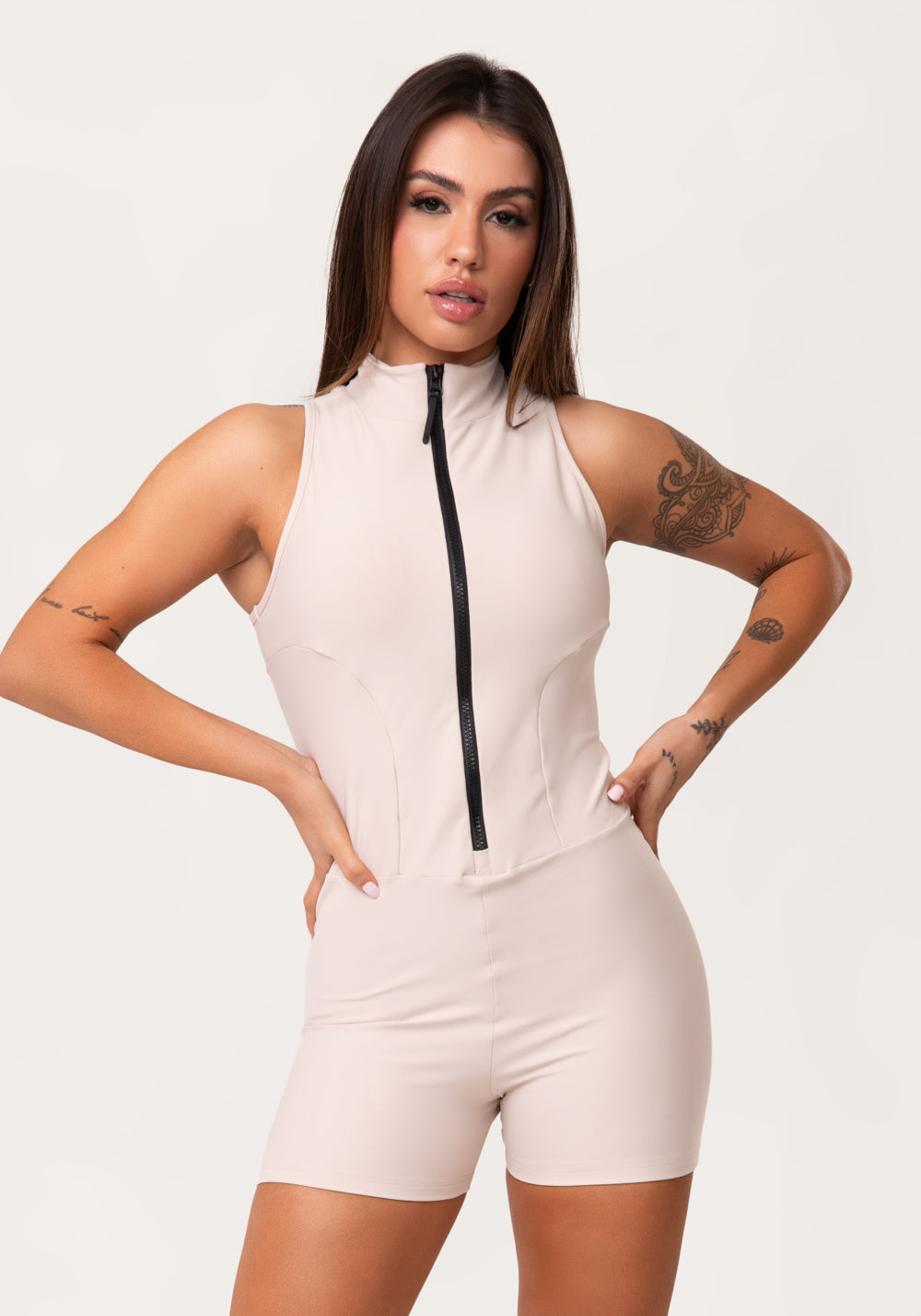 Macaquinho Fitness Feminino Nude com Zíper e Recortes Aura Dlk