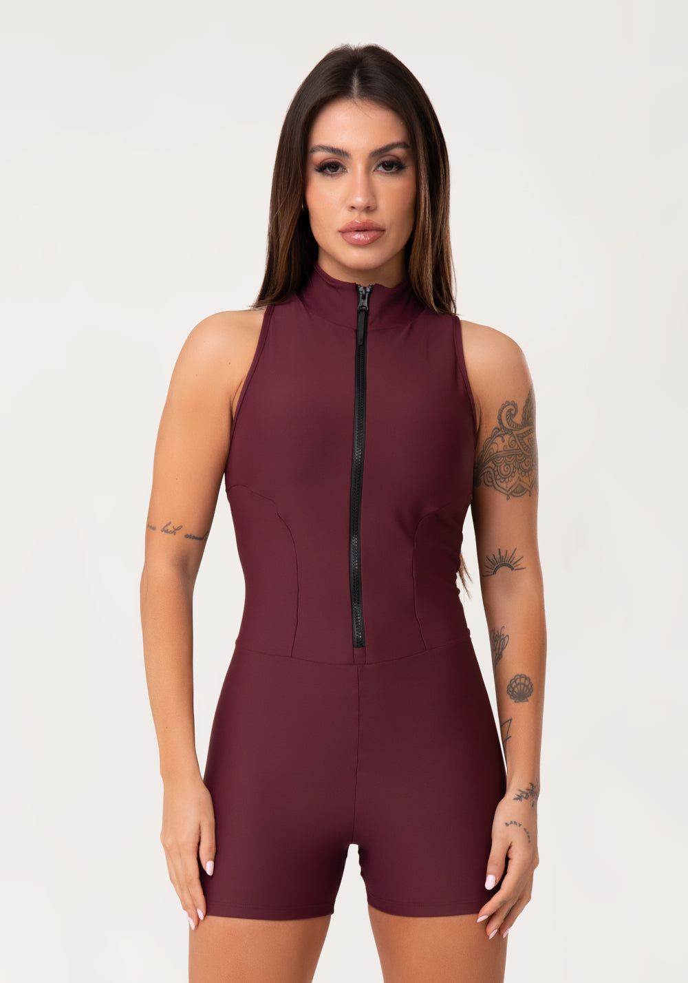 Macaquinho Fitness Feminino Vinho com Zíper e Recortes Aura Dlk