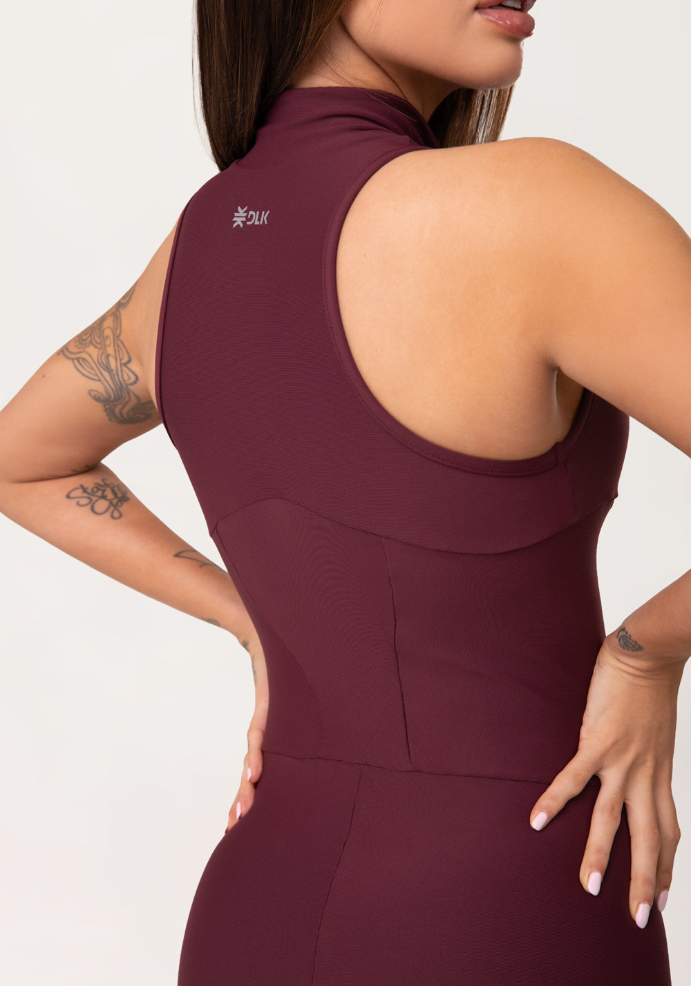 Macaquinho Fitness Feminino Vinho com Zíper e Recortes Aura Dlk