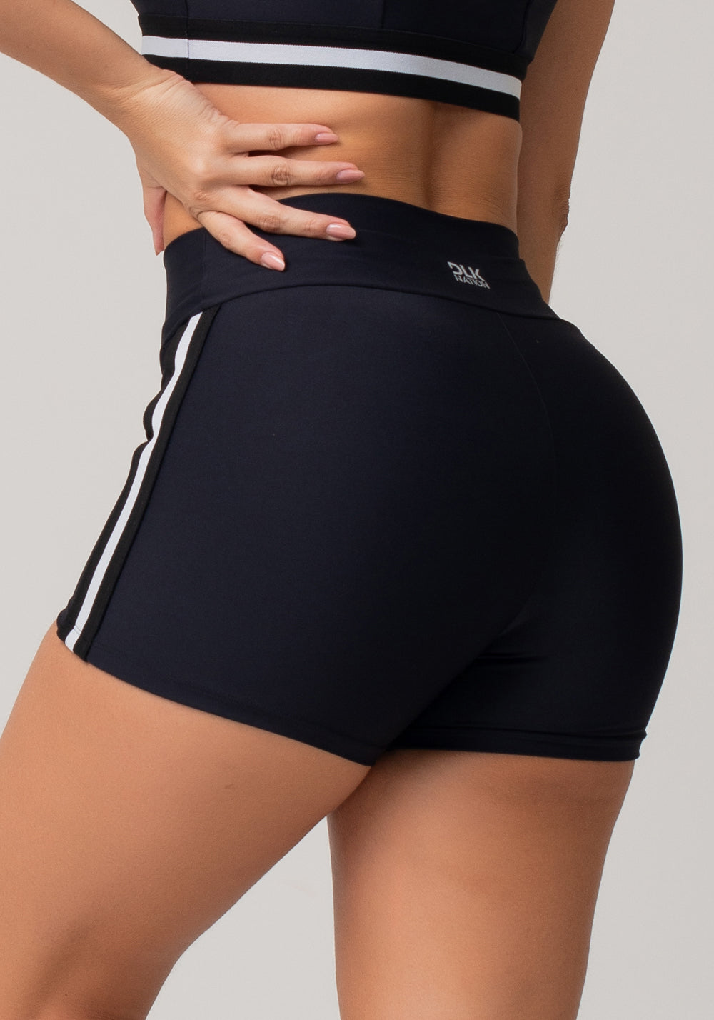 Short Fitness Feminino Preto Com Elástico Lateral Listrado Branco Nation Dlk