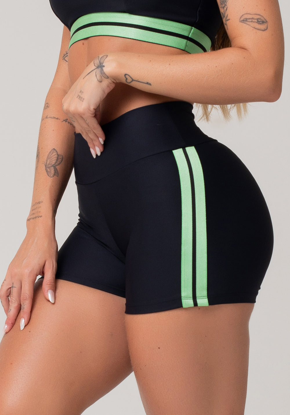 Short Fitness Feminino Preto Com Elástico Lateral Listrado Verde Nation Dlk