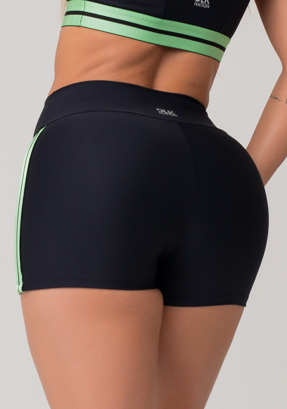 Short Fitness Feminino Preto Com Elástico Lateral Listrado Verde Nation Dlk