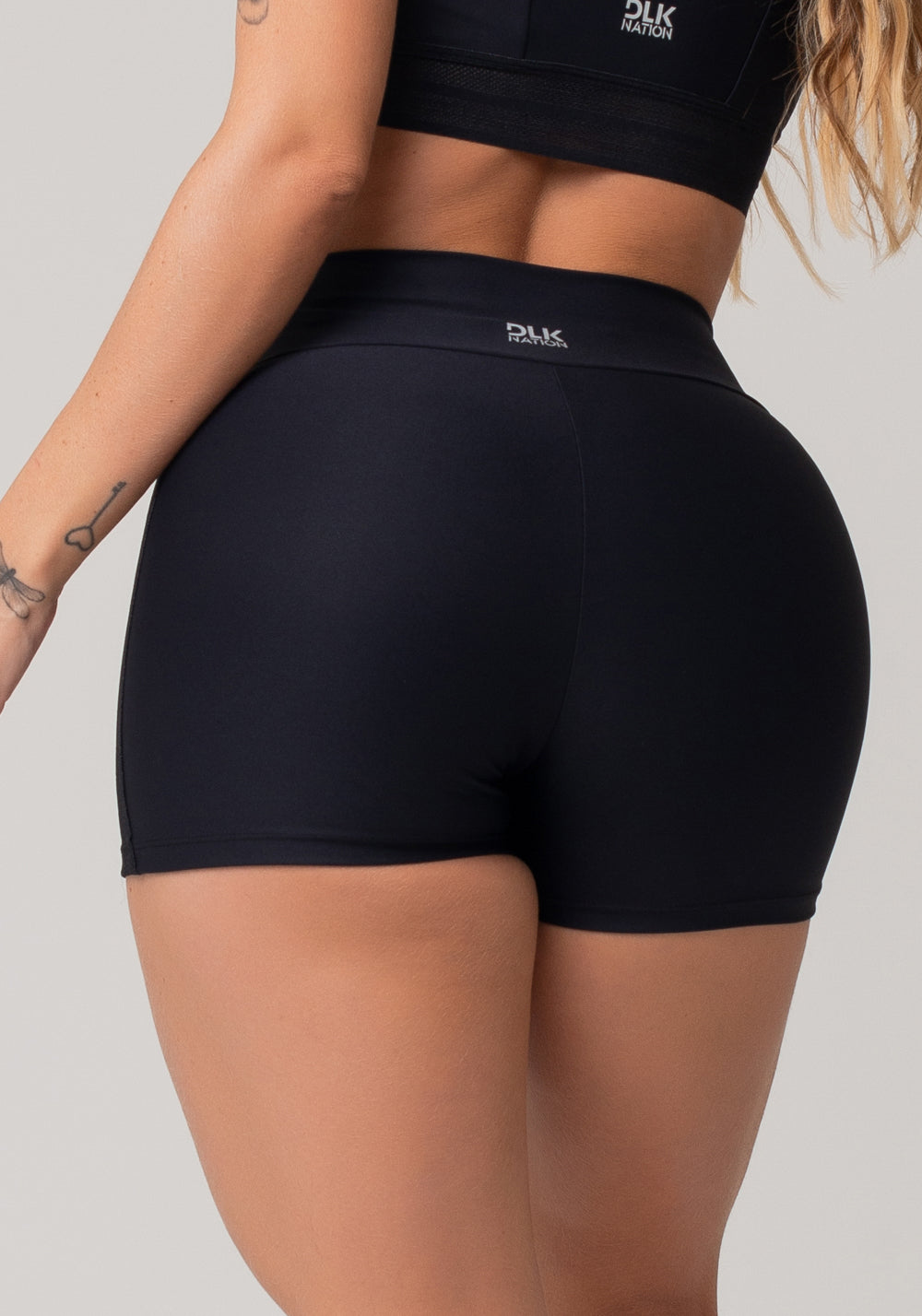 Short Fitness Feminino Preto Com Elástico Lateral Furadinho Nation Dlk