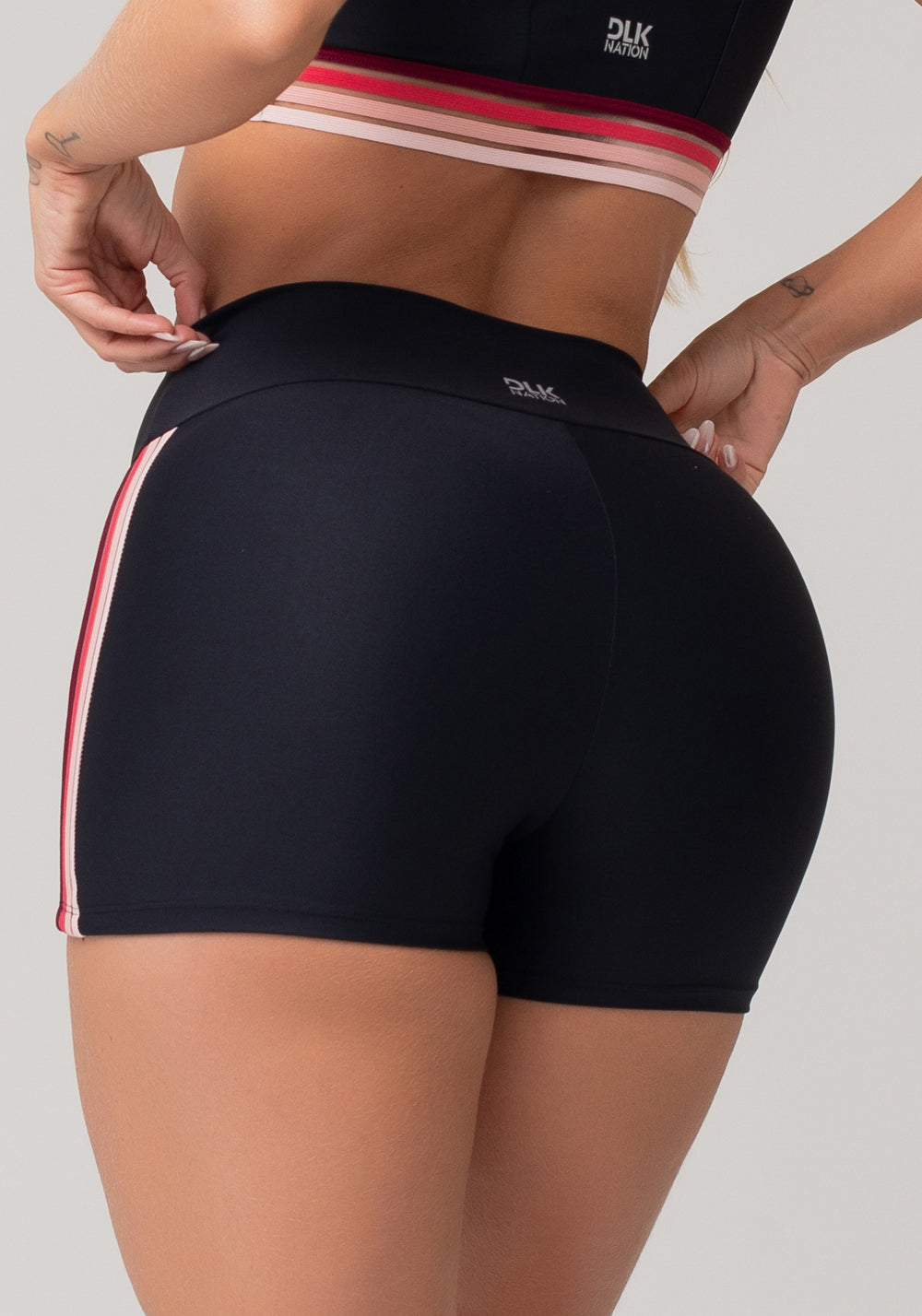 Short Fitness Feminino Preto Com Elástico Lateral Degradê Rosa Nation Dlk