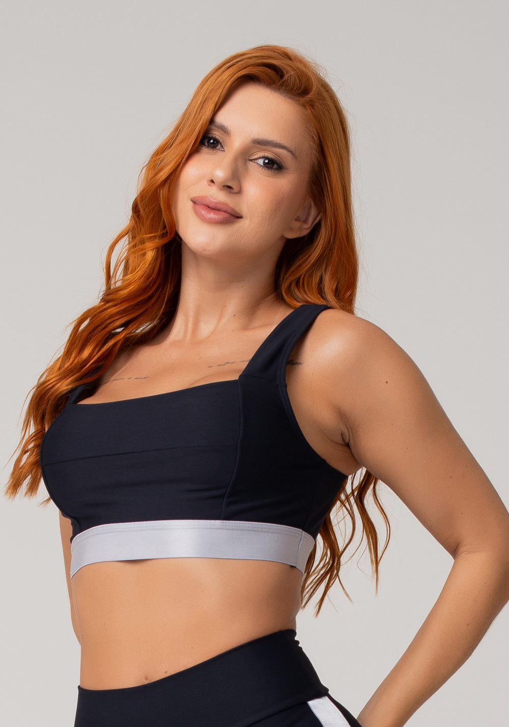 Top Fitness Feminino Preto Com Decote Reto E Elástico Prata Nation Dlk