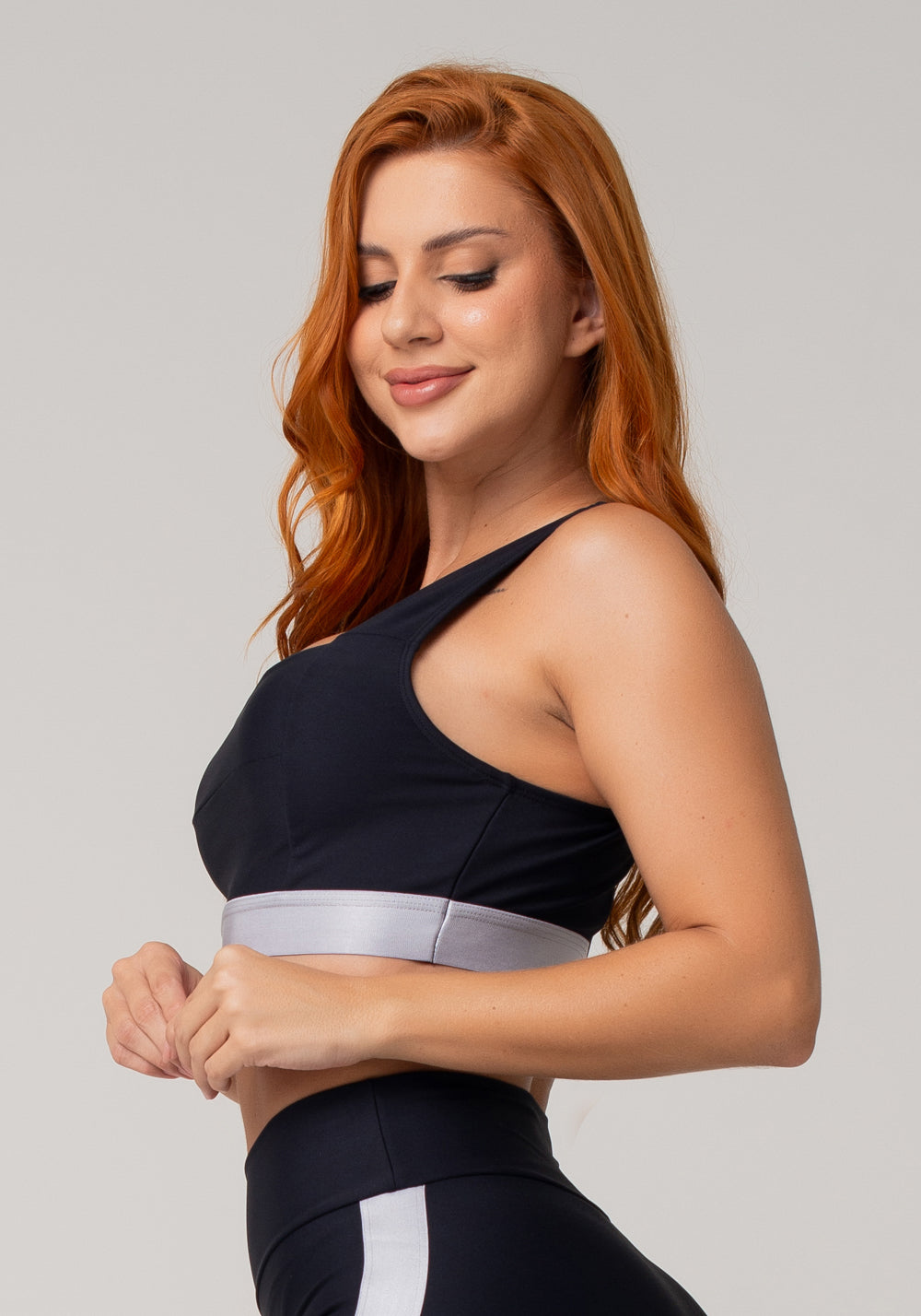 Top Fitness Feminino Preto Com Decote Reto E Elástico Prata Nation Dlk
