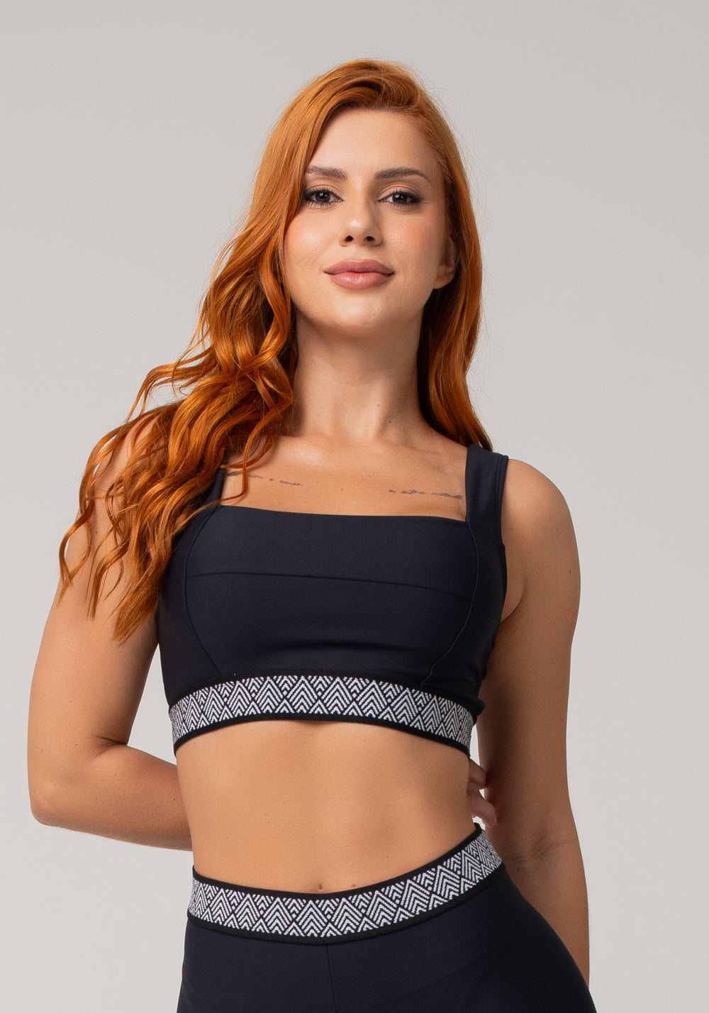 Top Fitness Feminino Preto com Decote Reto e Elástico Étnico Nation Dlk