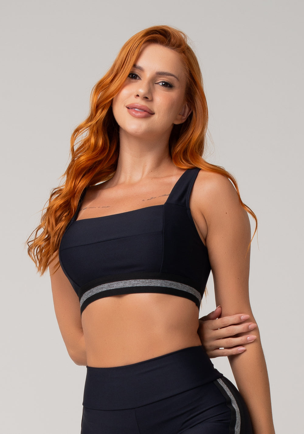 Top Fitness Feminino Preto Com Decote Reto E Elástico Listrado Mescla Nation Dlk