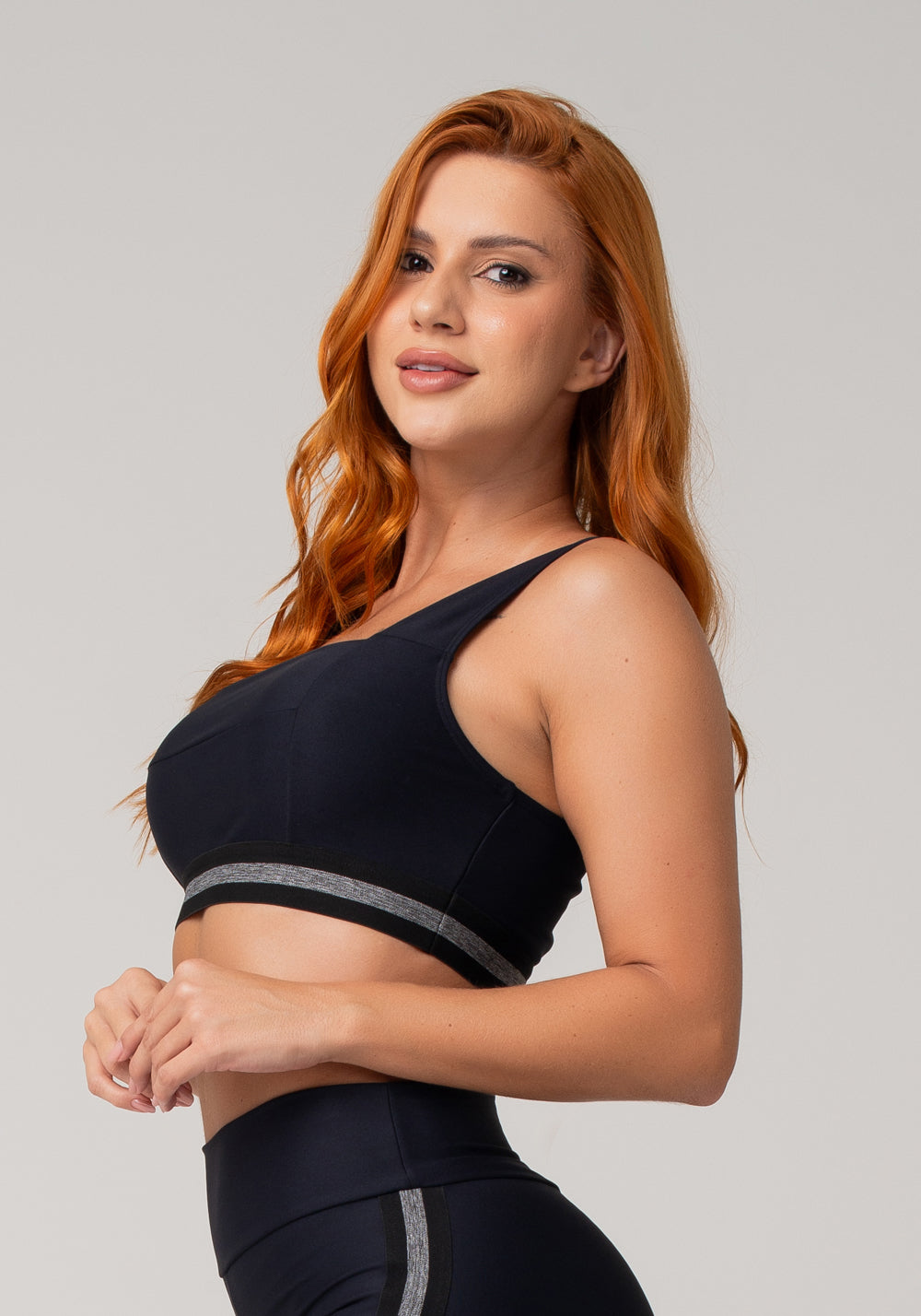 Top Fitness Feminino Preto Com Decote Reto E Elástico Listrado Mescla Nation Dlk