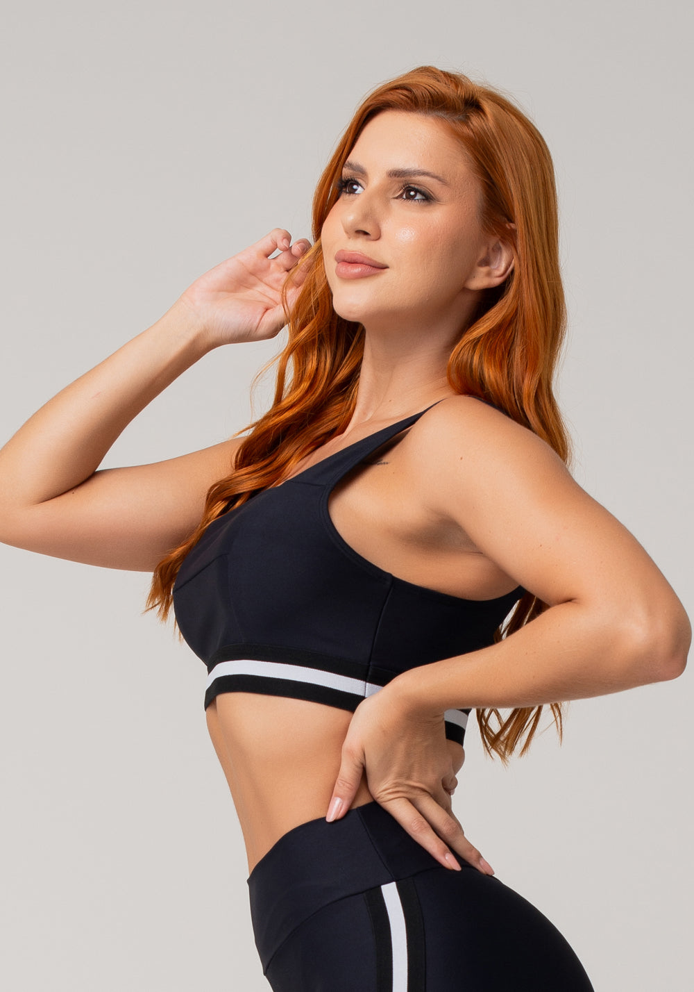 Top Fitness Feminino Preto Com Decote Reto E Elástico Listrado Branco Nation Dlk