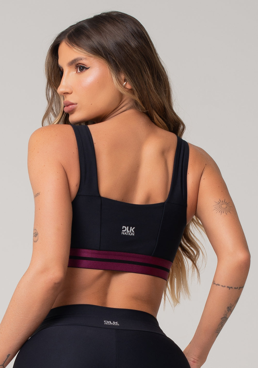 Top Fitness Feminino Preto Com Decote Reto E Elástico Listrado Roxo Nation Dlk