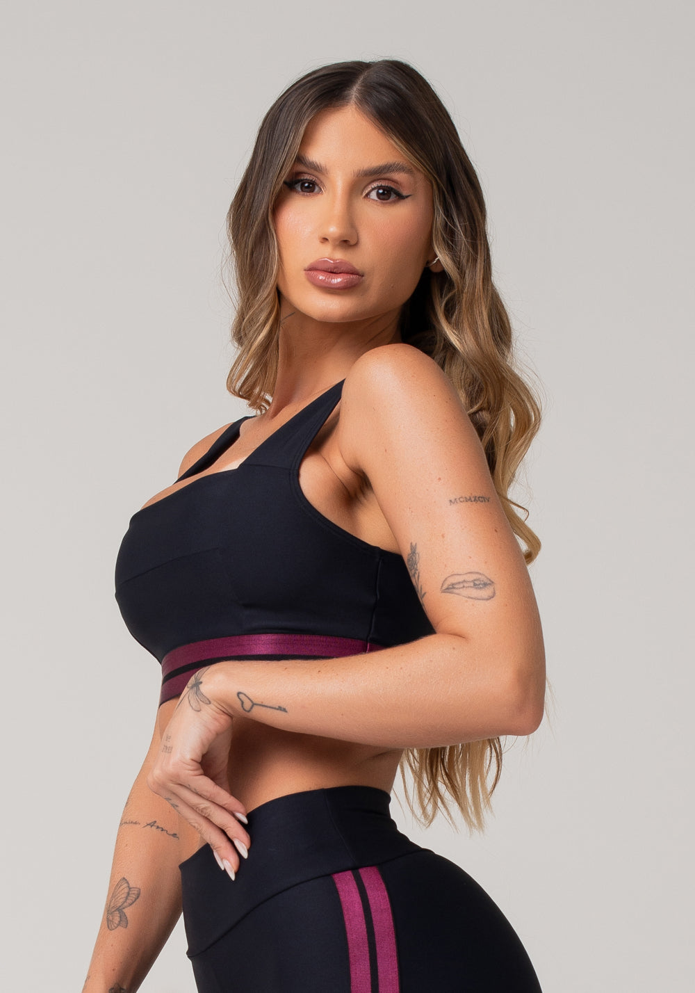 Top Fitness Feminino Preto Com Decote Reto E Elástico Listrado Roxo Nation Dlk