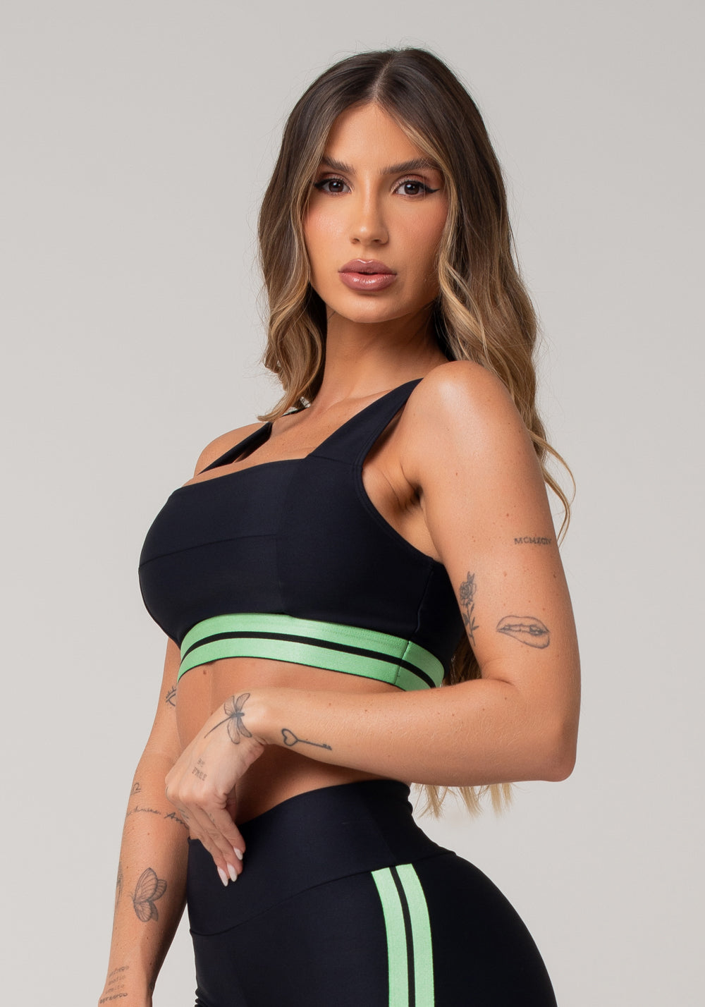 Top Fitness Feminino Preto Com Decote Reto E Elástico Listrado Verde Nation Dlk