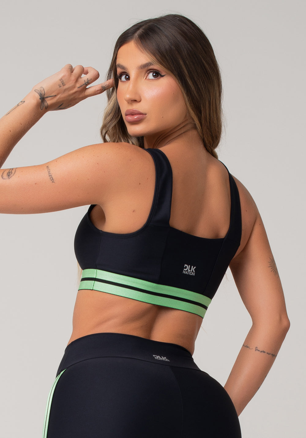 Top Fitness Feminino Preto Com Decote Reto E Elástico Listrado Verde Nation Dlk