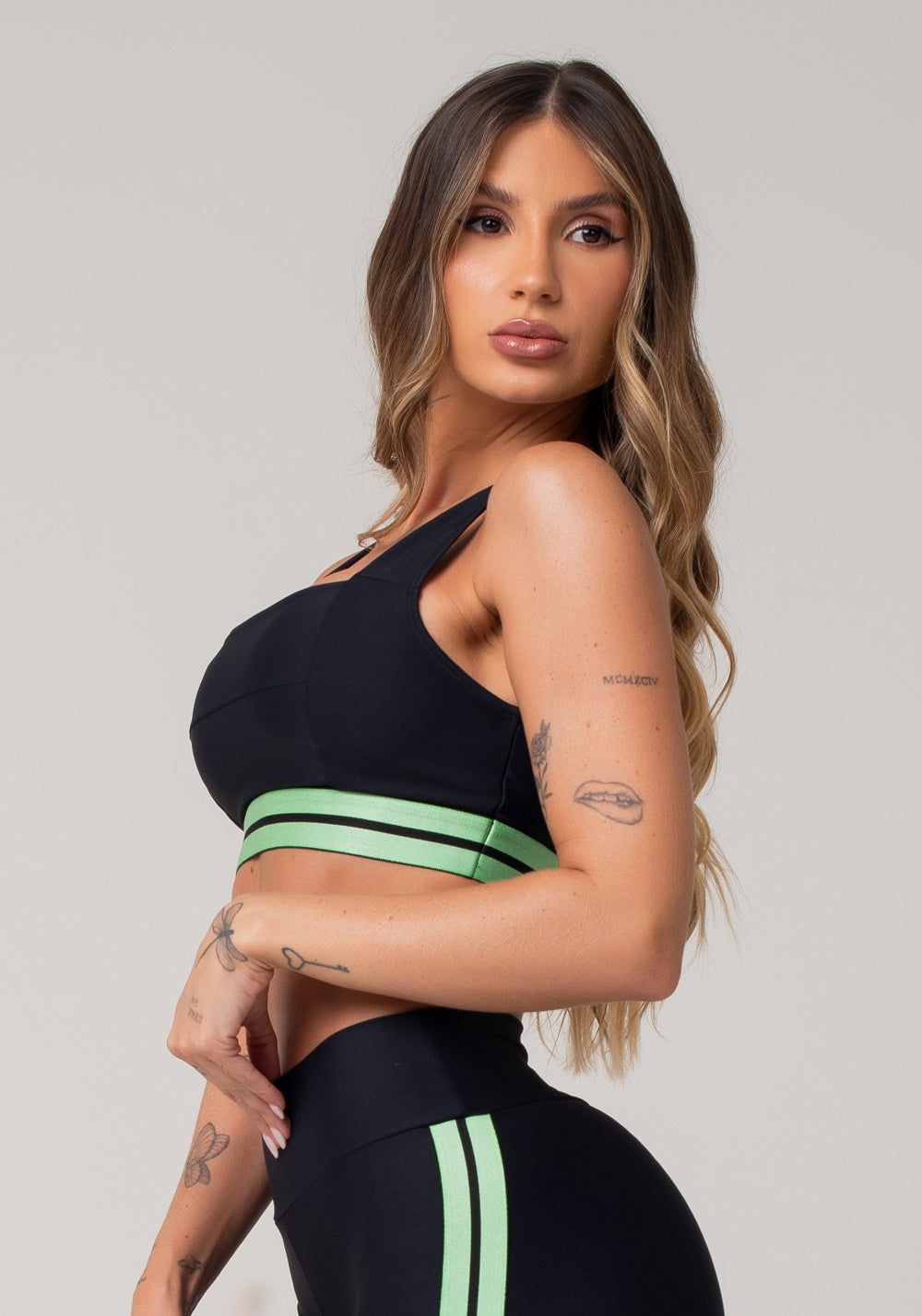 Top Fitness Feminino Preto Com Decote Reto E Elástico Listrado Verde Nation Dlk
