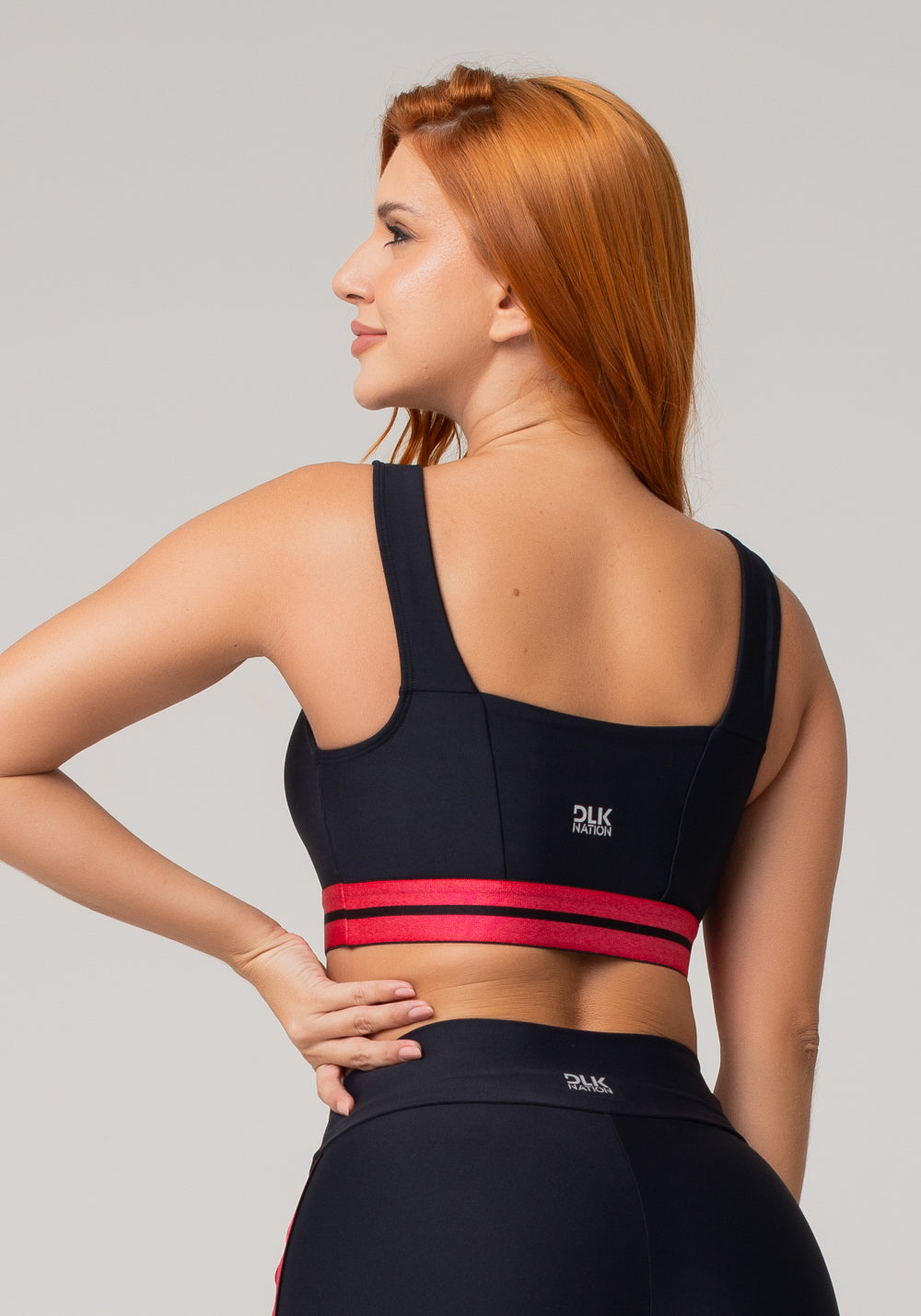 Top Fitness Feminino Preto Com Decote Reto E Elástico Listrado Rosa Nation Dlk