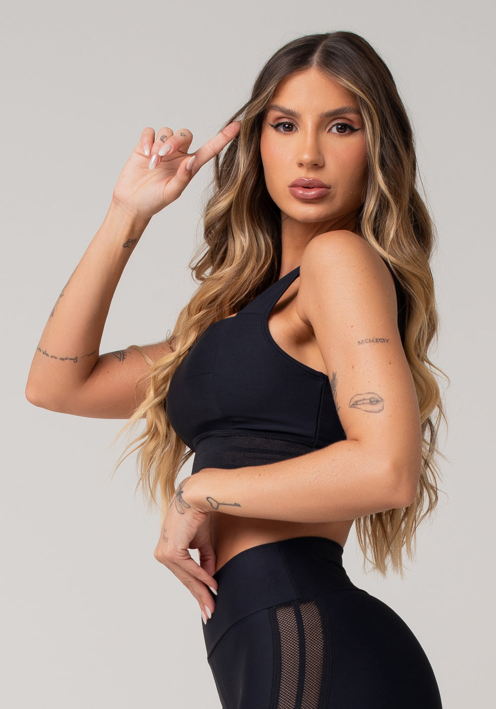 Top Fitness Feminino Preto Com Decote Reto E Elástico Furadinho Nation Dlk