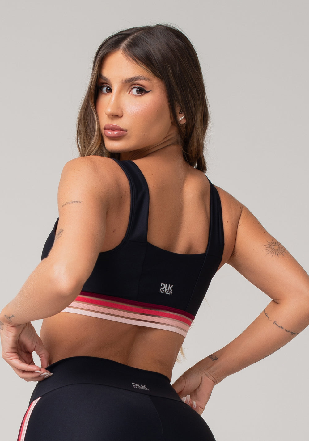 Top Fitness Feminino Preto Com Decote Reto E Elástico Degradê Rosa Nation Dlk