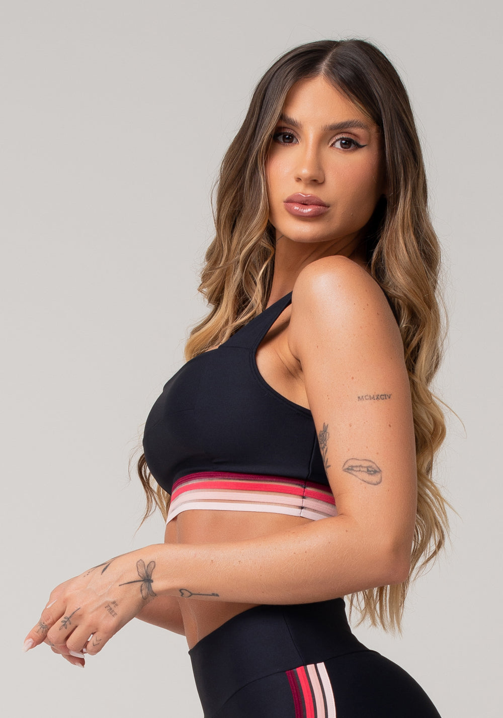 Top Fitness Feminino Preto Com Decote Reto E Elástico Degradê Rosa Nation Dlk