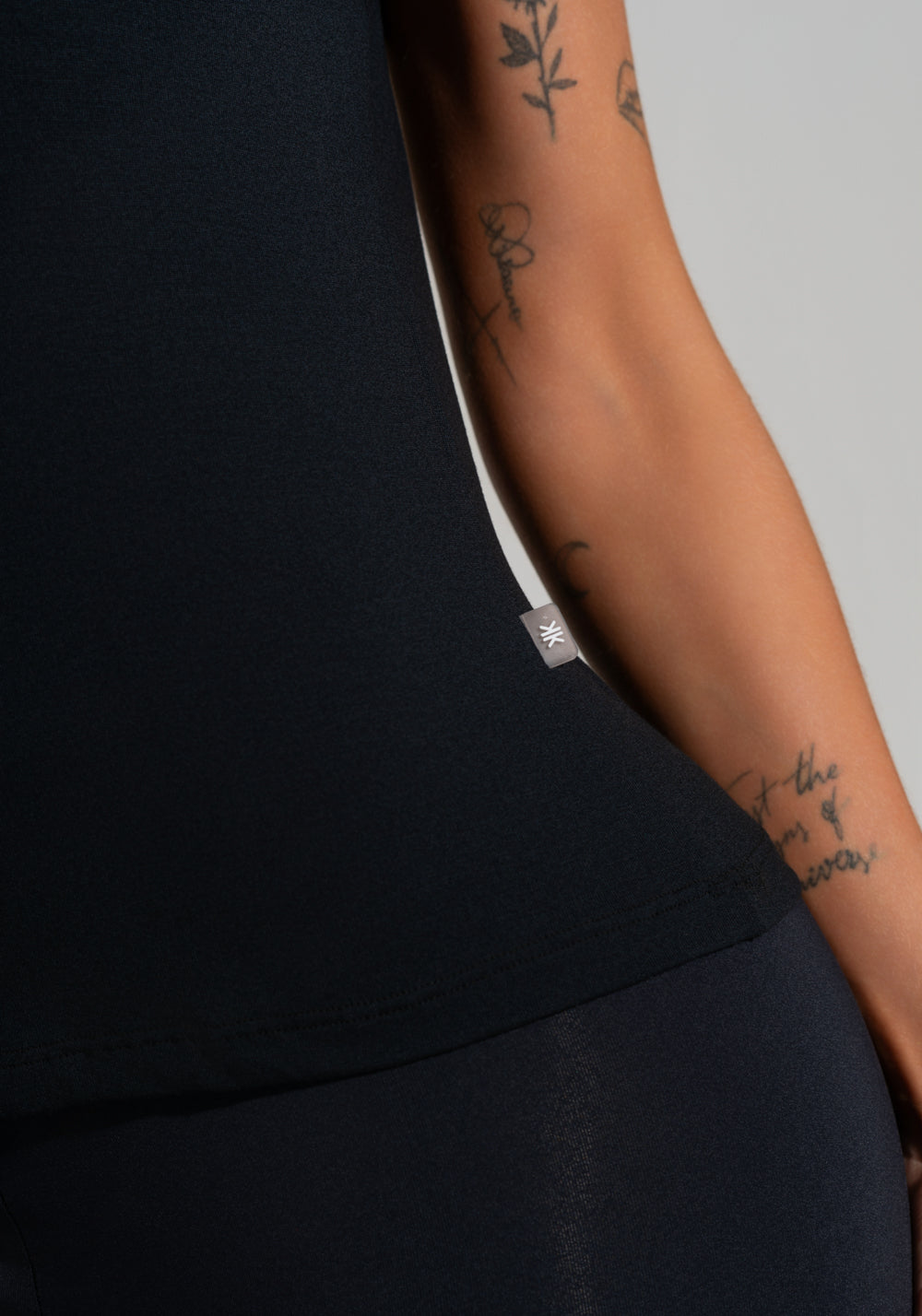 Blusa Baby Look Feminina Com Manga Curta Preto Oasis Dlk