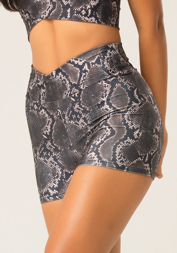 Short Fitness Feminino Com Cós Transpassado Estampado Cobra Animal Printed Dlk