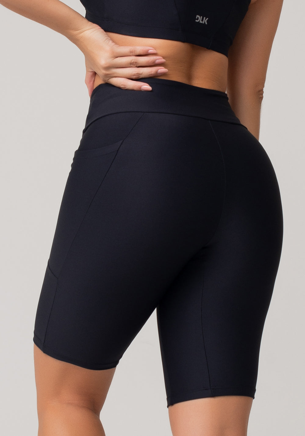 Bermuda De Treino Feminina Preta Com Bolsos Básica Dlk