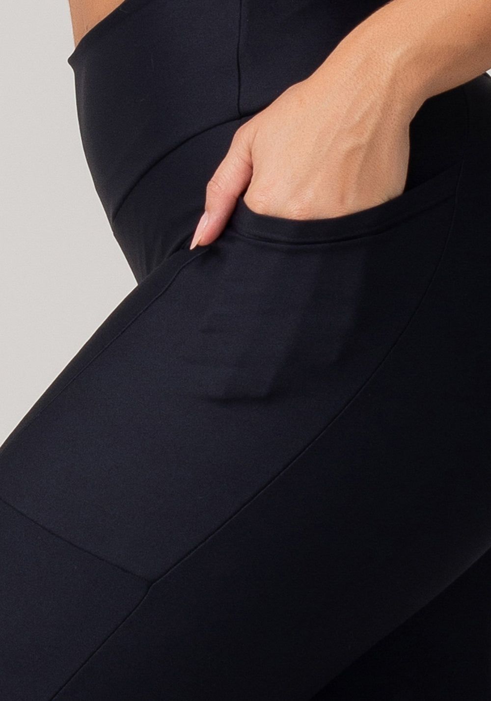 Bermuda De Treino Feminina Preta Com Bolsos Básica Dlk