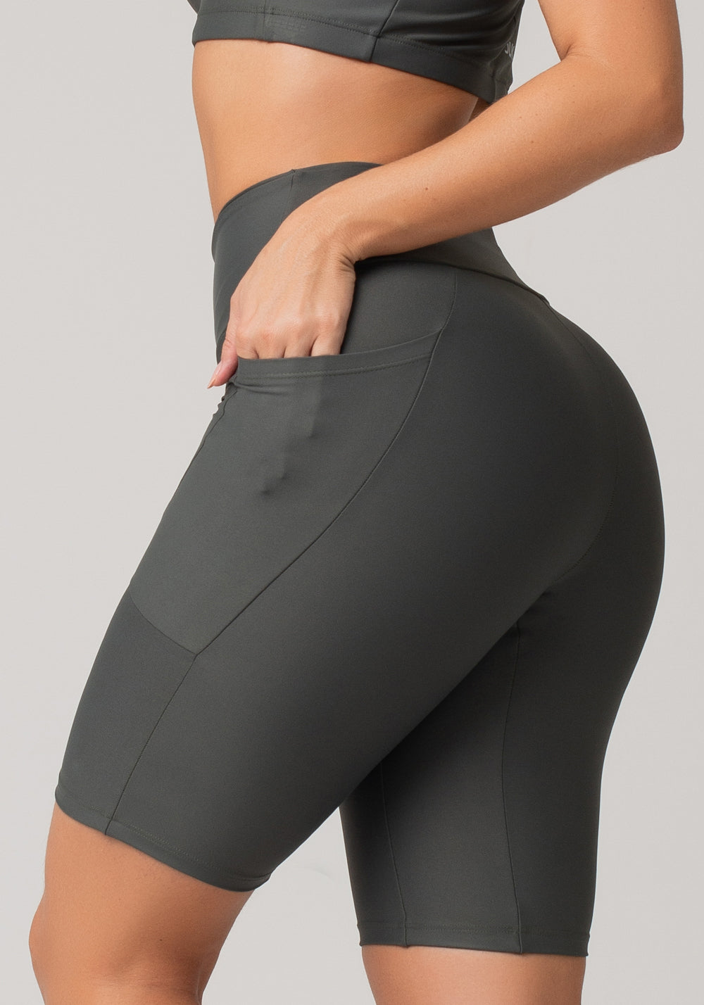 Bermuda De Treino Feminina Com Bolsos Básica Dlk Grafite
