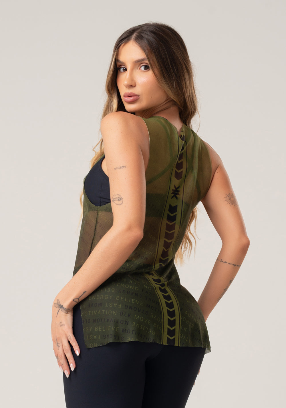Camiseta Feminina De Tule Com Abertura Lateral Estampada Authentic Verde Printed Dlk