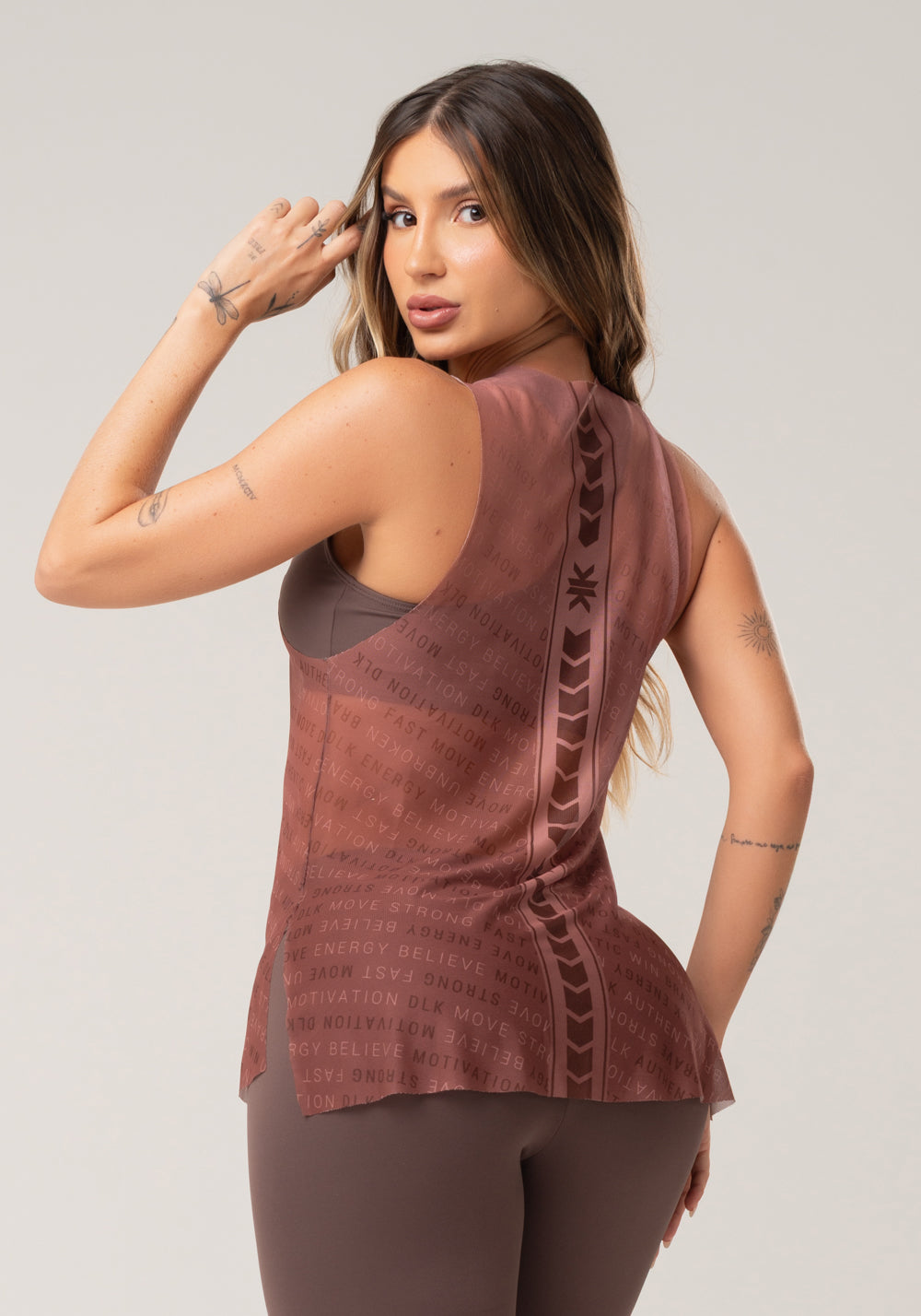 Camiseta Feminina De Tule Com Abertura Lateral Estampada Authentic Marrom Printed Dlk