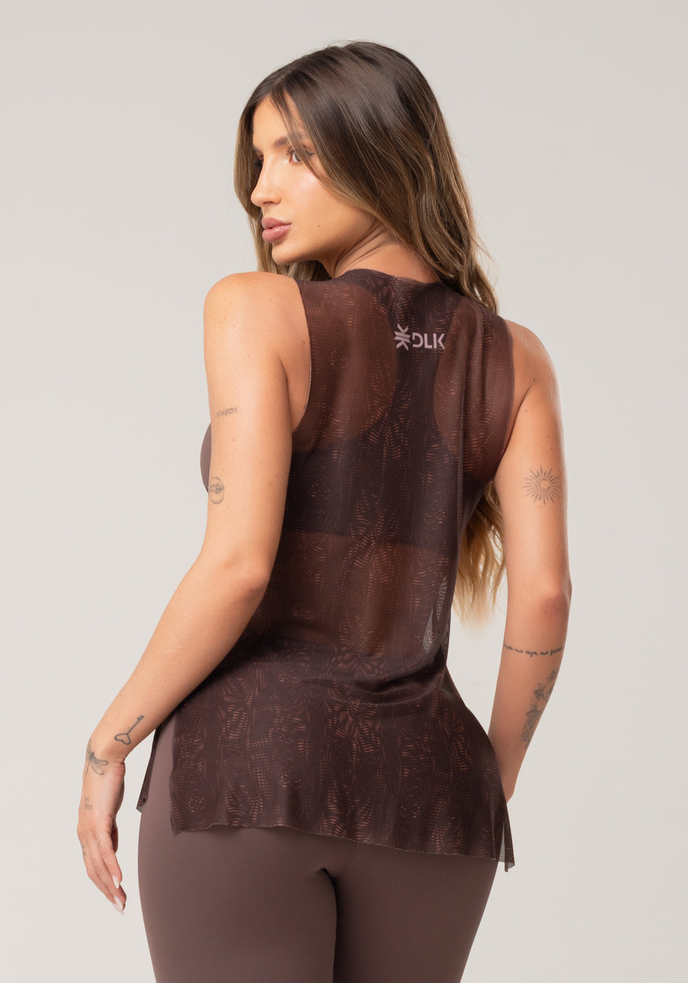 Camiseta Feminina De Tule Com Abertura Lateral Estampada Energy Marrom Printed Mousse Dlk