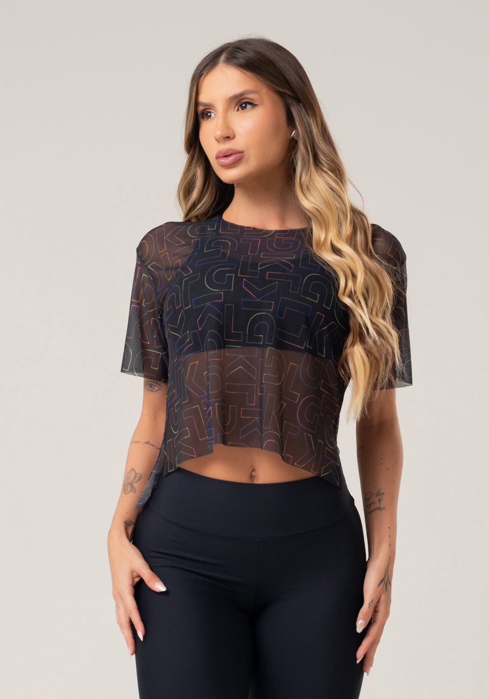 Blusa Feminina De Tule Estampada Logomania Colorido Printed Dlk