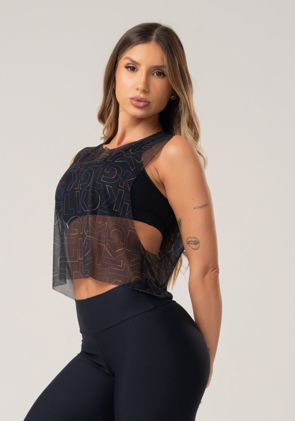 Cropped Feminino De Tule Estampado Logomania Colorido Printed Dlk