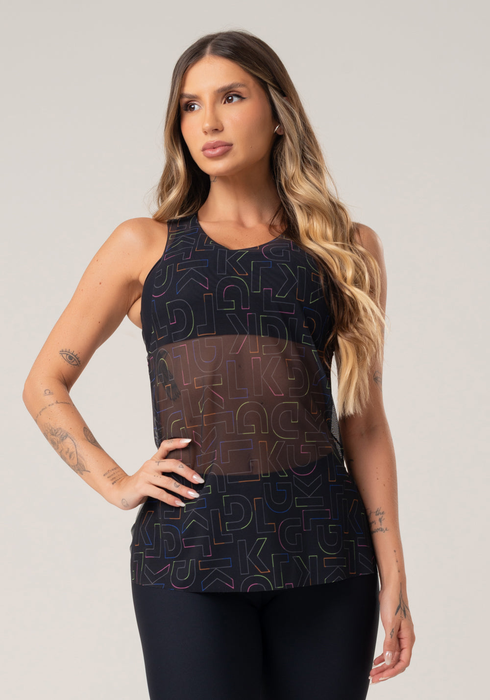 Camiseta Feminina De Tule Com Abertura Lateral Estampada Logomania Colorido Printed Dlk