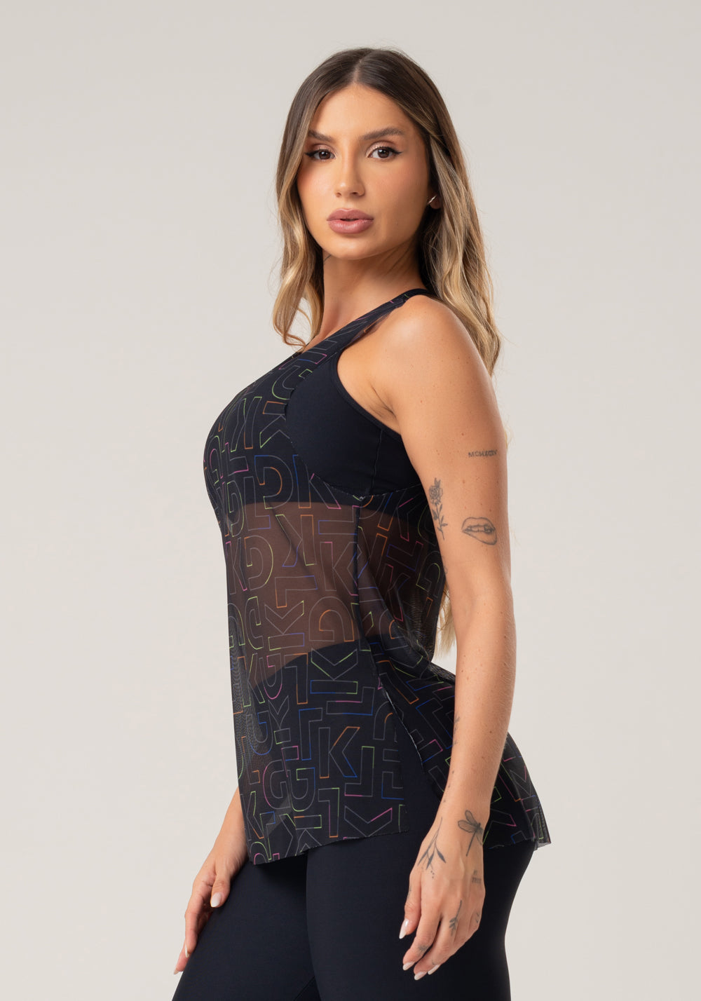 Camiseta Feminina De Tule Com Abertura Lateral Estampada Logomania Colorido Printed Dlk