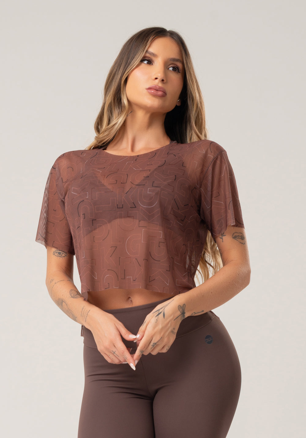 Blusa Feminina De Tule Estampada Logomania Marrom Printed Mousse Dlk