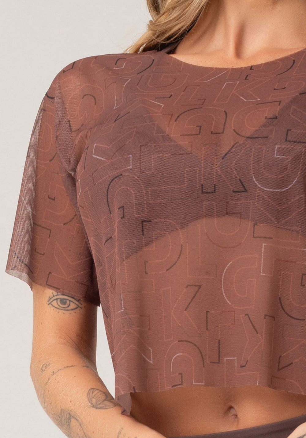 Blusa Feminina De Tule Estampada Logomania Marrom Printed Mousse Dlk