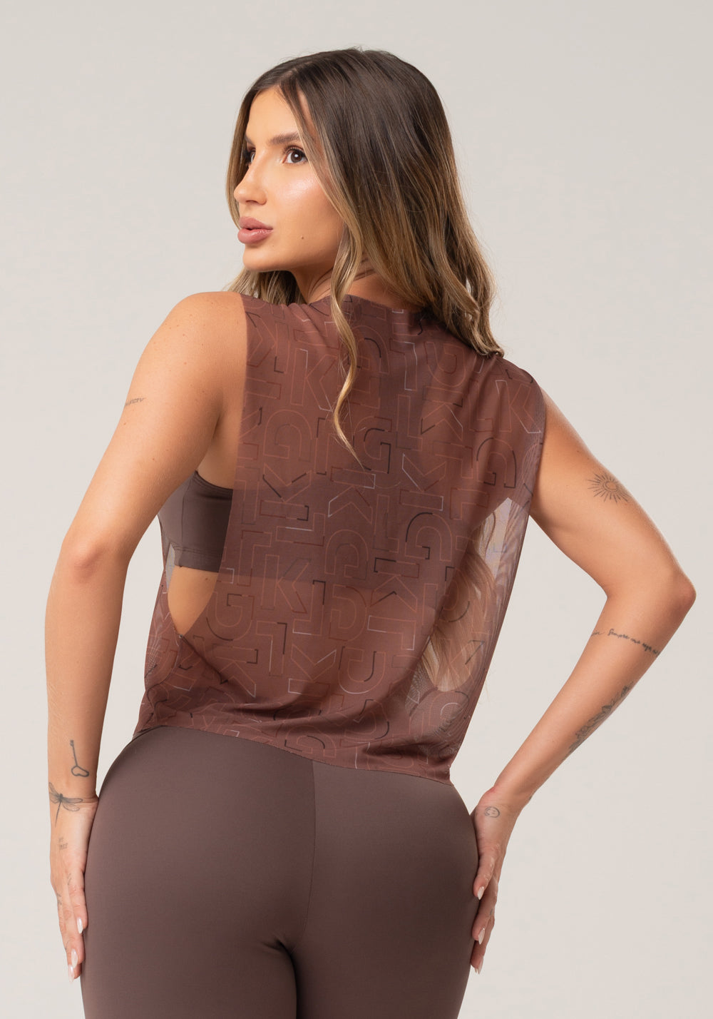 Cropped Feminino De Tule Estampado Logomania Marrom Printed Mousse Dlk