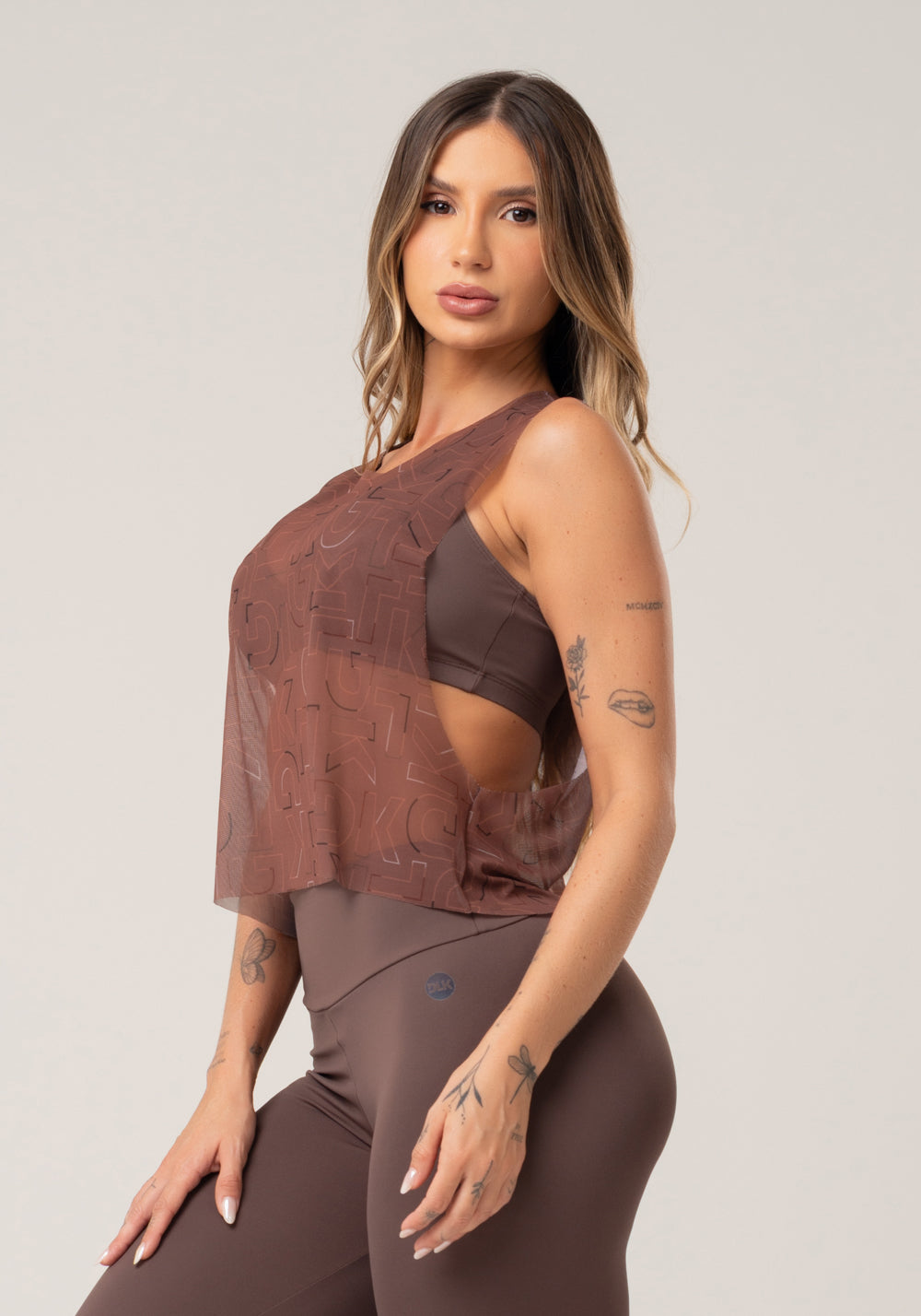 Cropped Feminino De Tule Estampado Logomania Marrom Printed Mousse Dlk