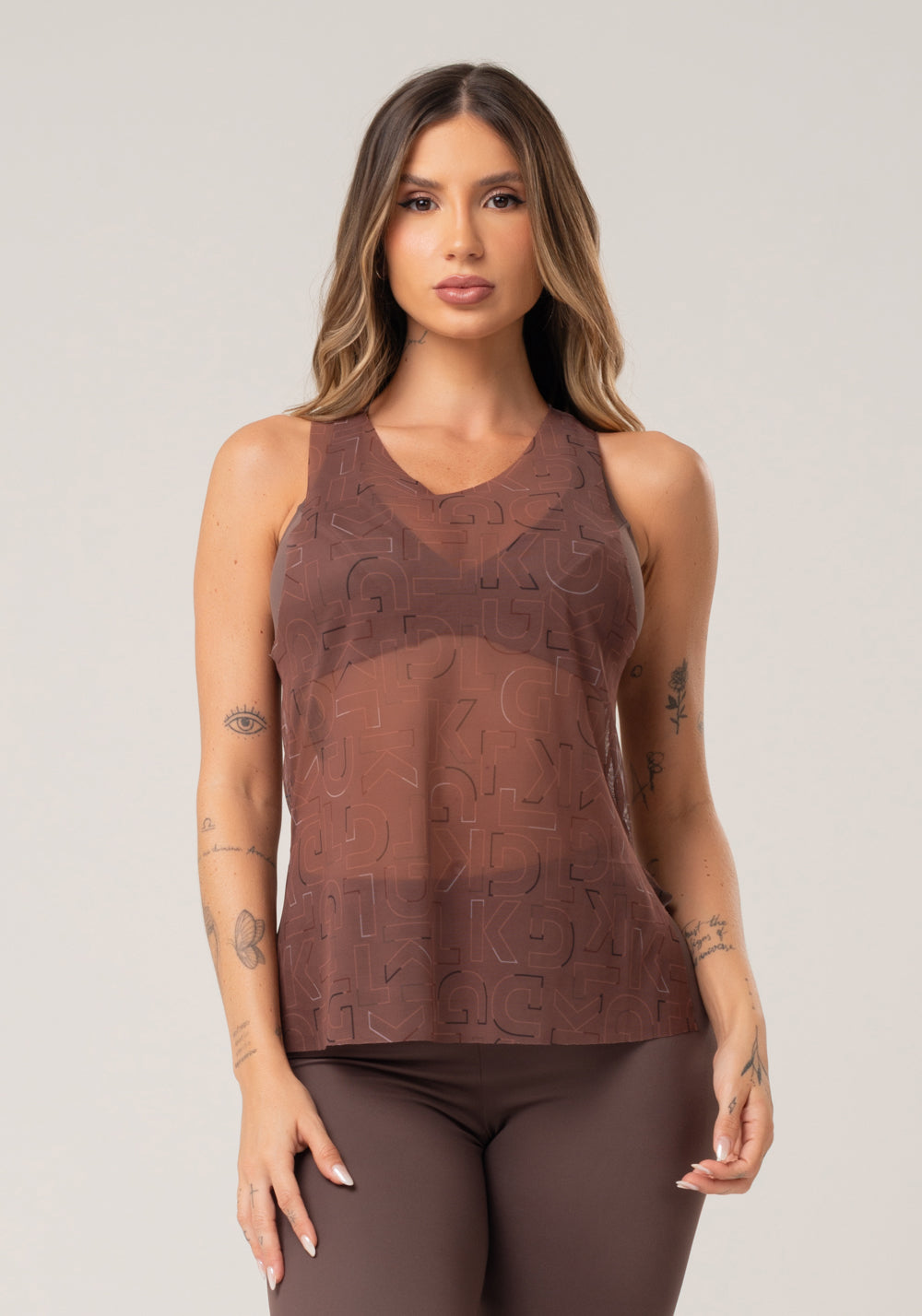 Camiseta Feminina De Tule Com Abertura Lateral Estampada Logomania Marrom Printed Mousse Dlk