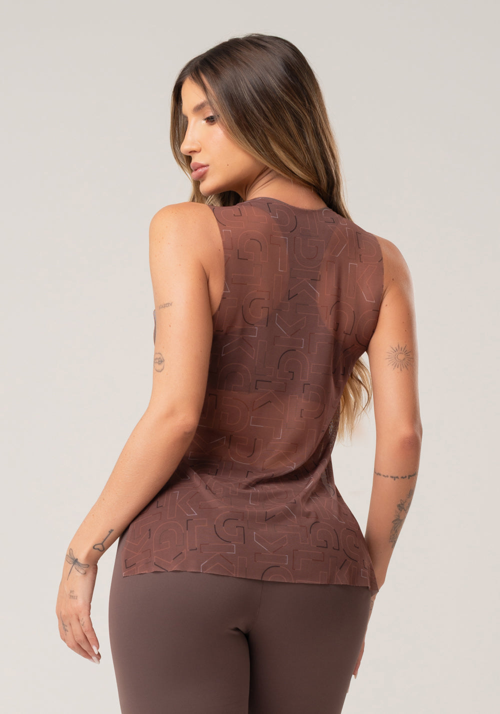Camiseta Feminina De Tule Com Abertura Lateral Estampada Logomania Marrom Printed Mousse Dlk