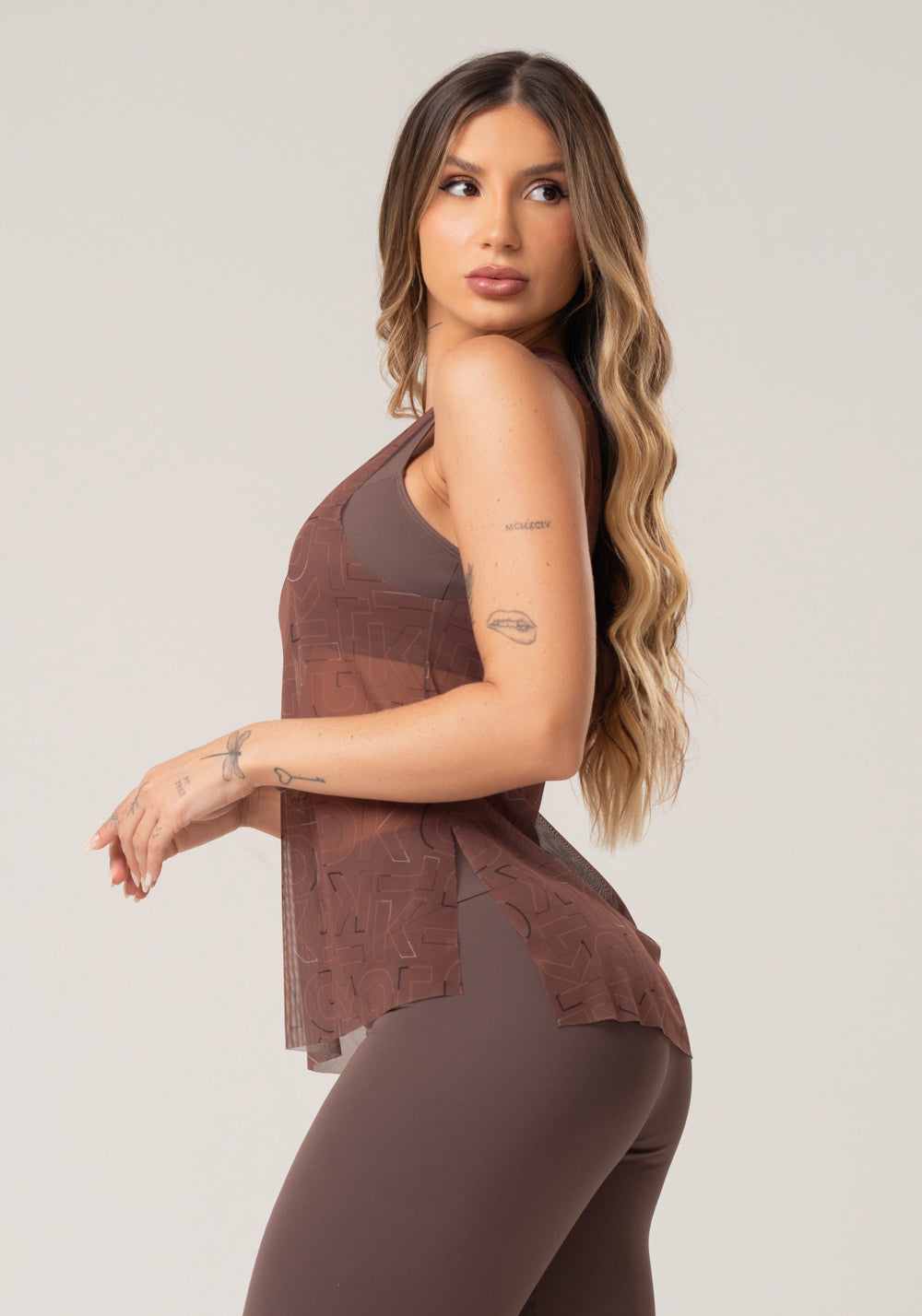 Camiseta Feminina De Tule Com Abertura Lateral Estampada Logomania Marrom Printed Mousse Dlk