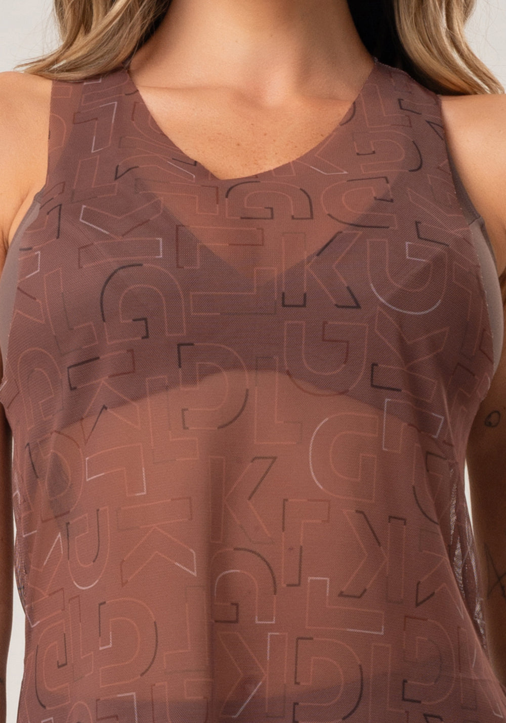 Camiseta Feminina De Tule Com Abertura Lateral Estampada Logomania Marrom Printed Mousse Dlk